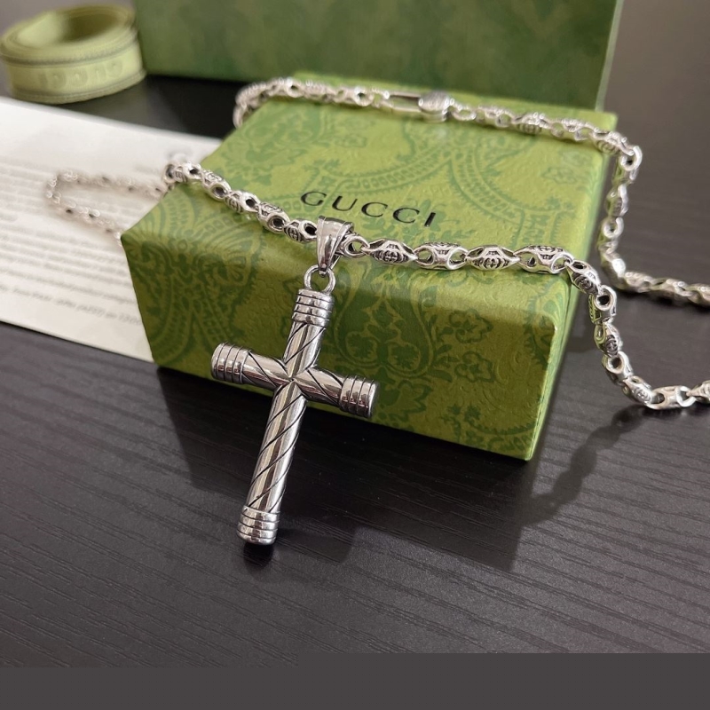 G*u*i necklaces
